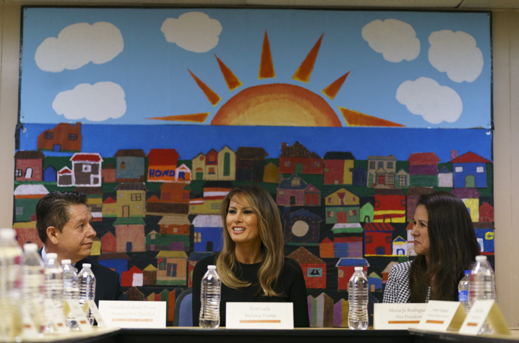 Photo of Melania Trump at a Phoenix shelter for detained immigrant childrenl