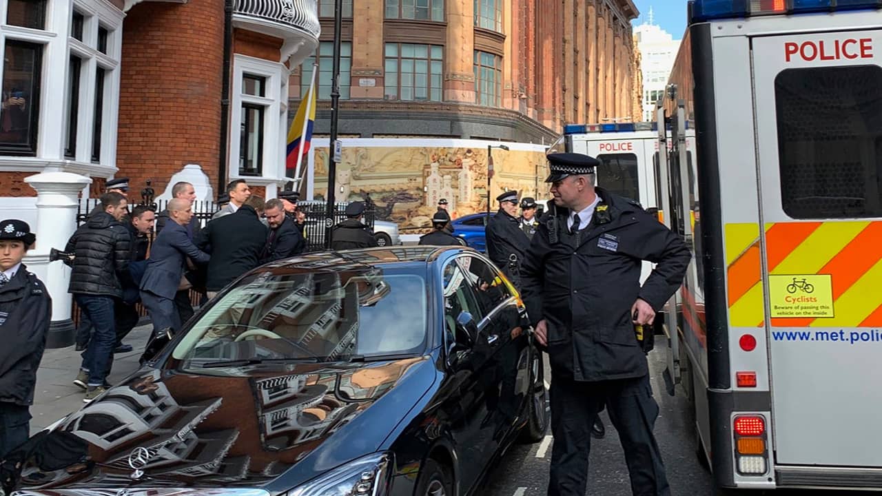 Photo of police carrying Julian Assange from the Ecuadorian Embassy