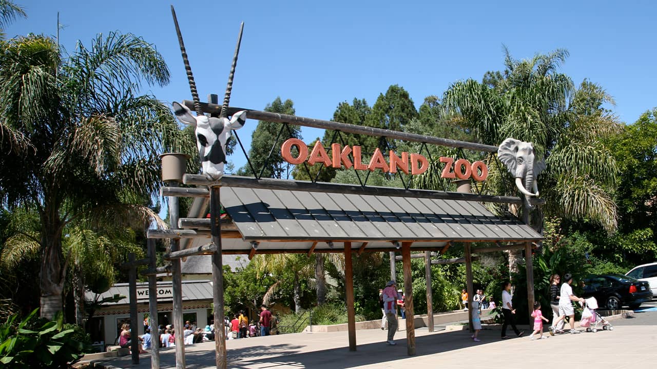 Photo of the front entrance to the Oakland Zoo