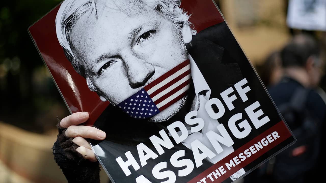 Photo of a Julian Assange protester sign