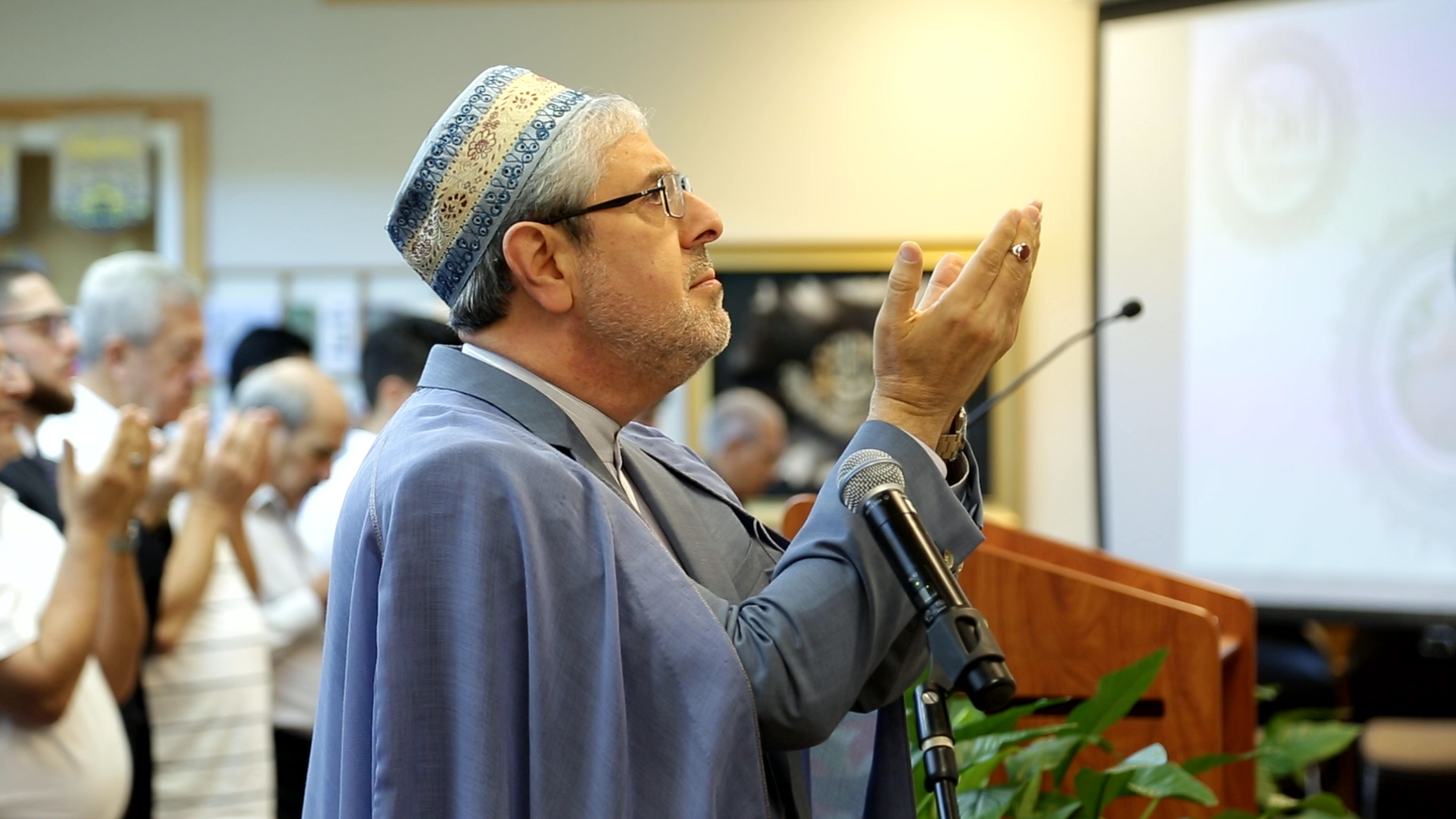 Photo of Imam Seyed Ali Ghazvini leading a prayer