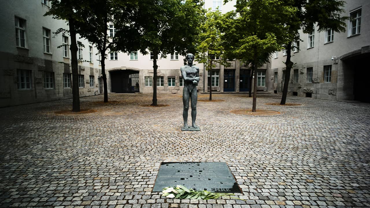 Photo of a sculpture and a remembrance plaque placed in the courtyard of the Bendlerblock building of the German defensive ministry