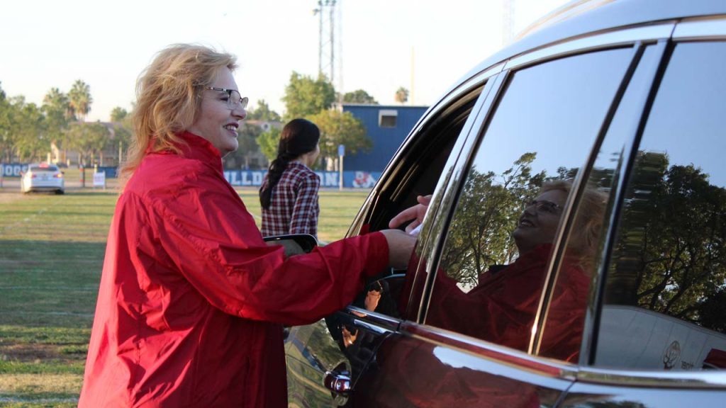 Photo of Fresno State First Lady Mary Castro greeting food donorsgo fi