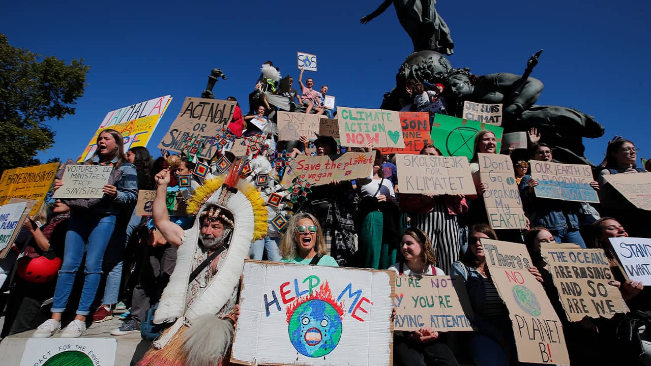 Photo of protestors in Paris
