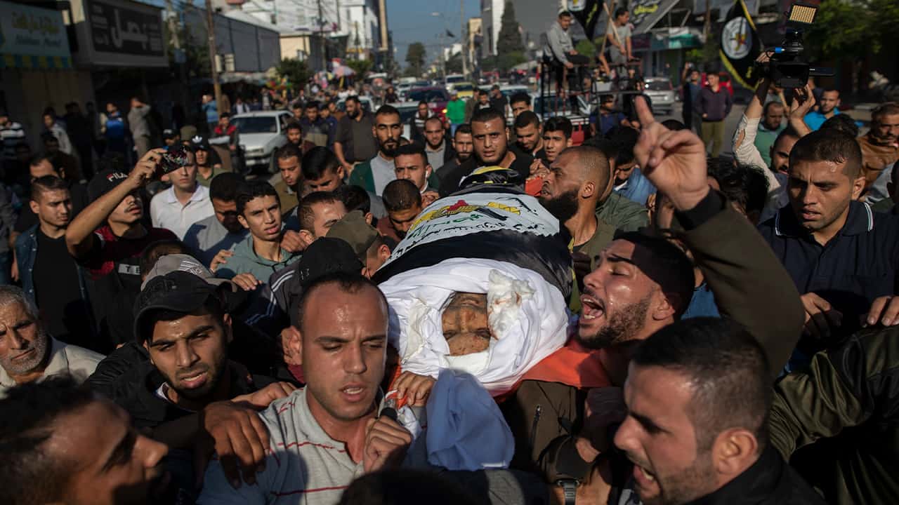 Photo of Palestinians carrying the body of Islamic Jihad commander