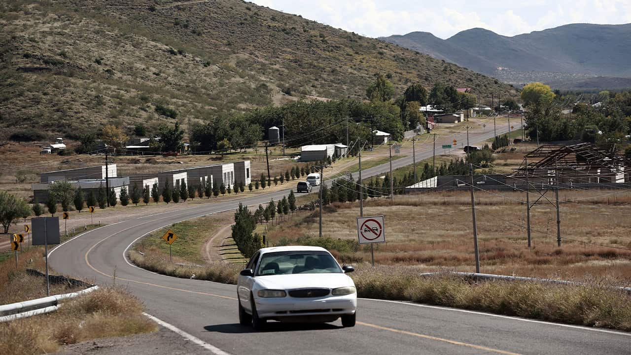 Photo of a car passing through Colonia LeBaron