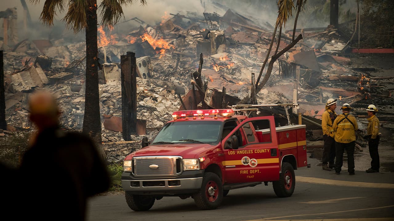 Photo of an apartment complex burning in Ventura, CA