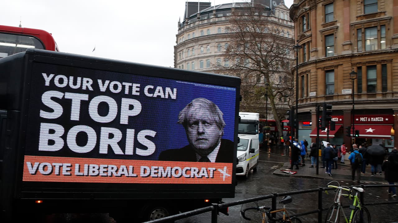 Photo of a vehicle brandishing an election campaign poster for the Liberal Democrats party