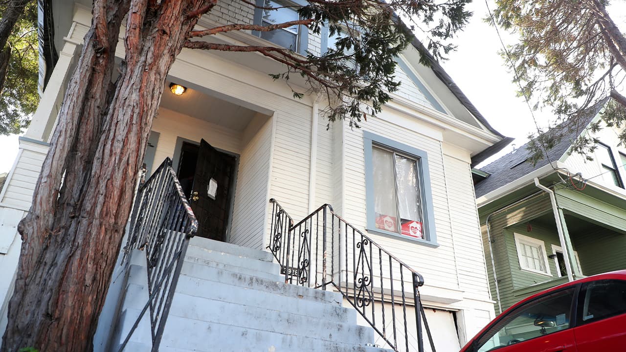 Photo of a vacant house in Oakland, Ca.