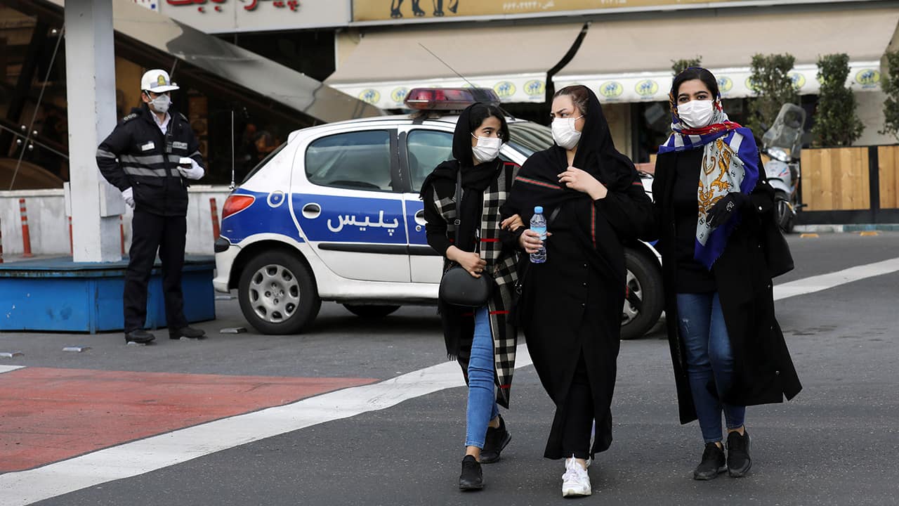 Photo of pedestrians wearing masks in Tehran, Iran