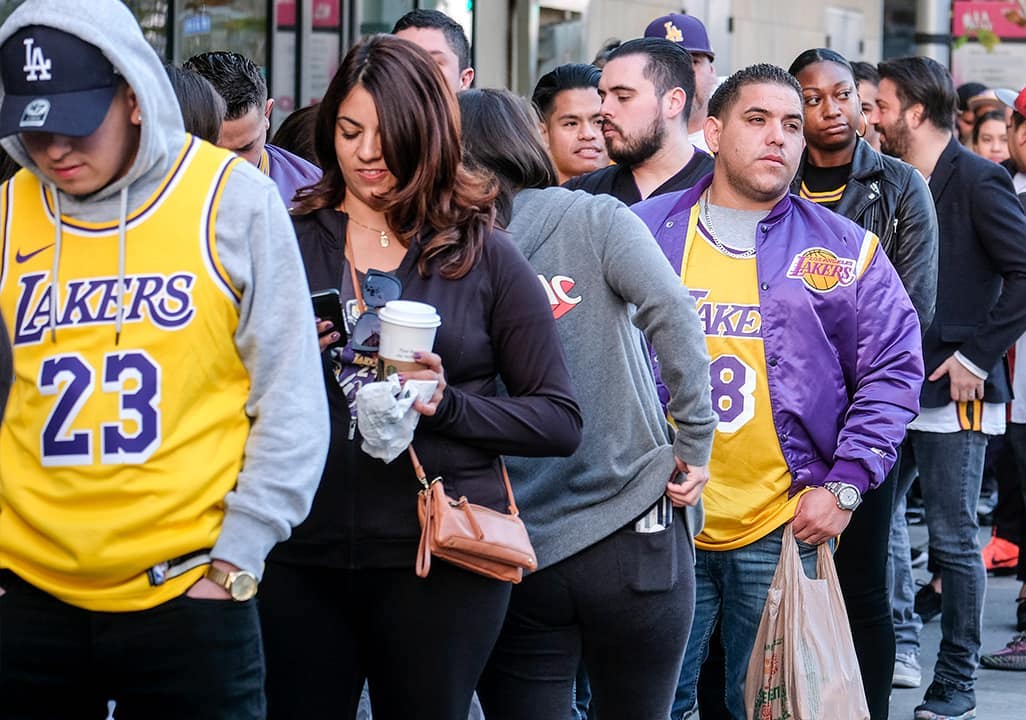 Photo of fans lined up for the Kobe Bryant Memorial in Los Angeles
