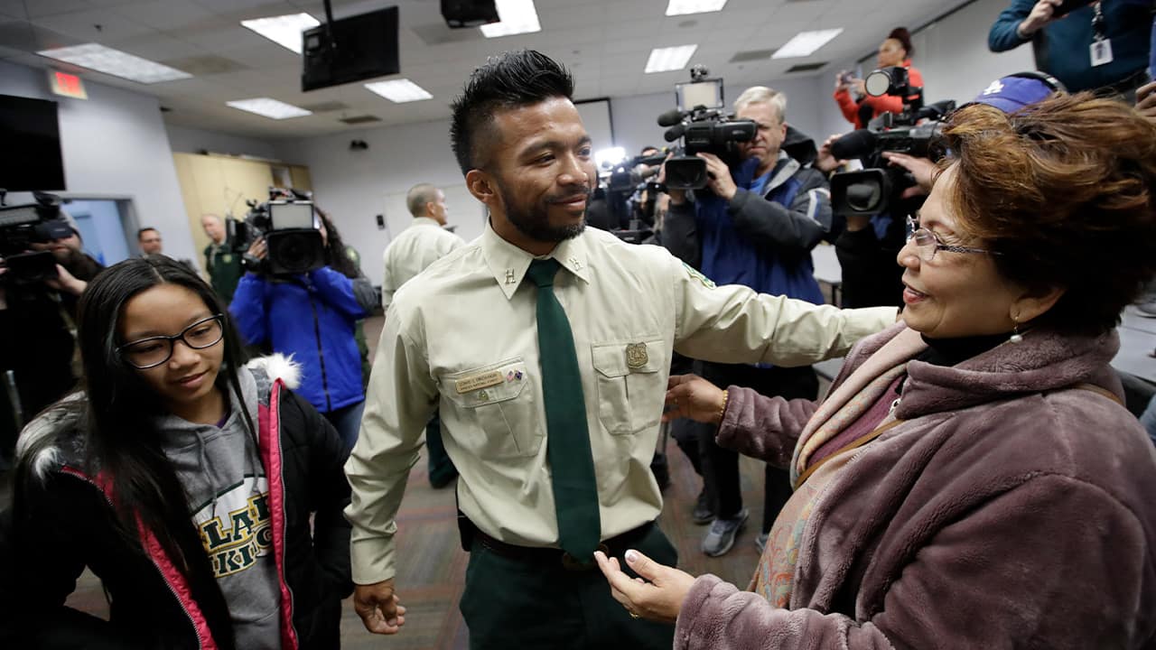 Photo of firefighter Leonard Dimaculangan greeting his mother and daughter