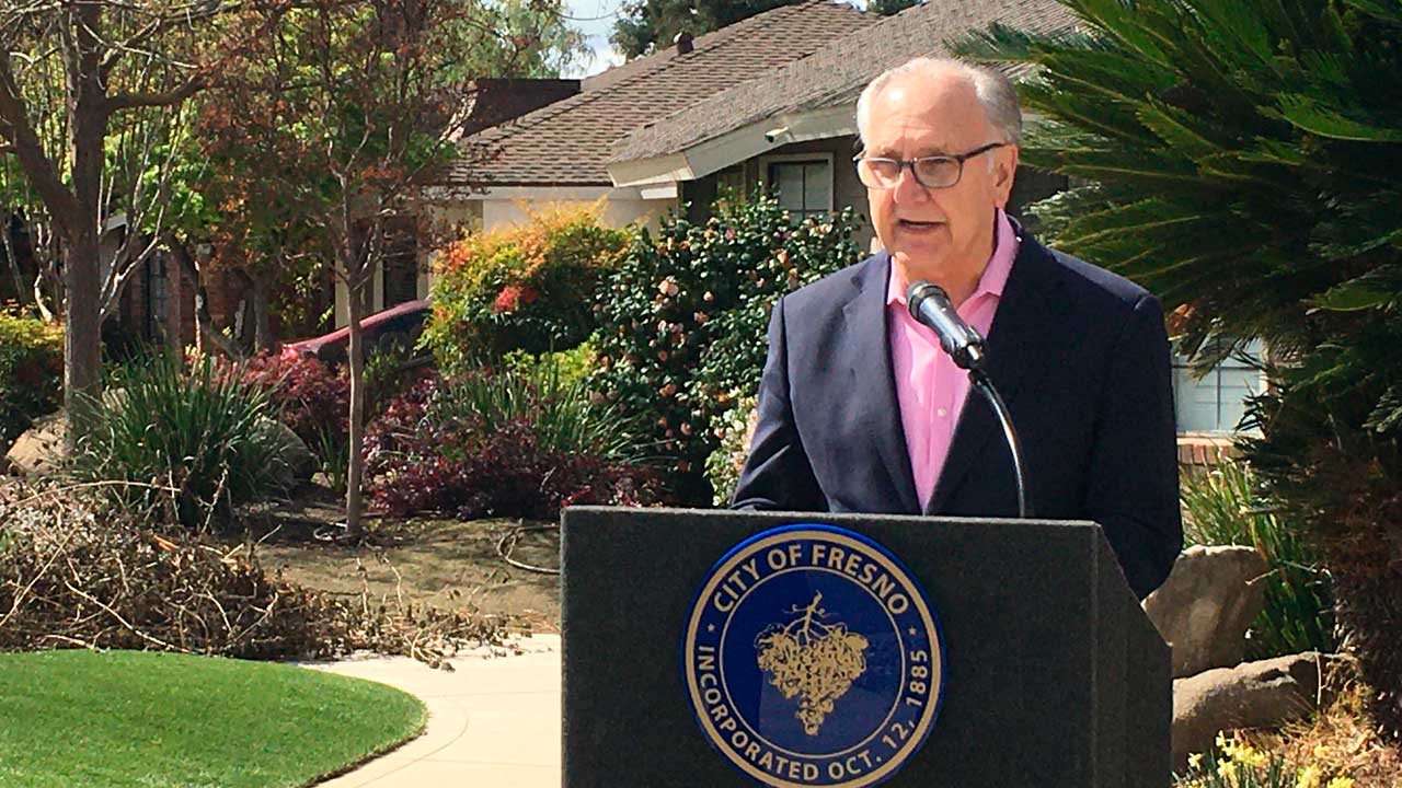 Photo of Fresno mayor Lee Brand at a news conference in front of his home