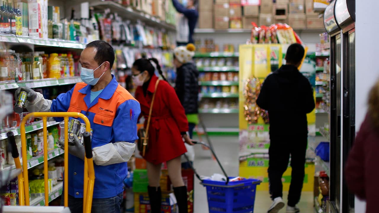 Photo of people inside a supermarket in Spain